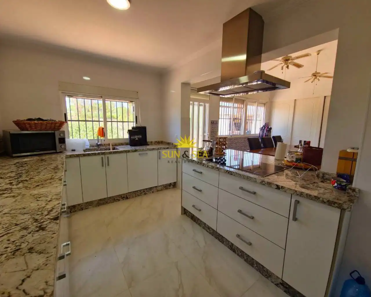 Cocina de Casa o chalet en venta en Crevillent con Aire acondicionado, Calefacción y Jardín privado
