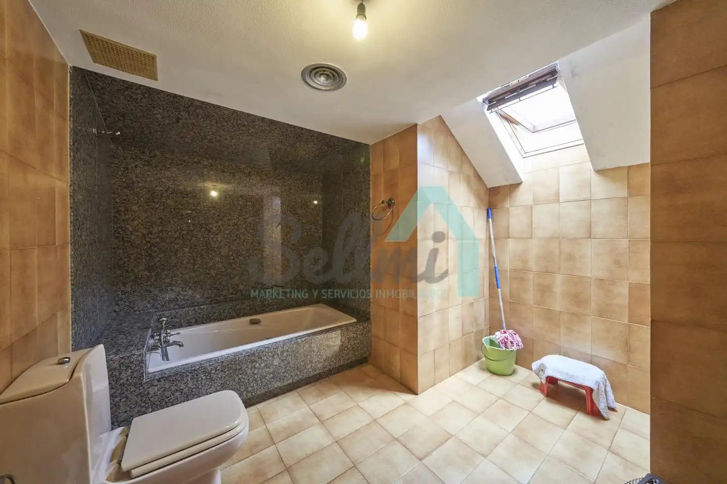 Bany de Casa o xalet en venda en Gijón  amb Aire condicionat, Jardí privat i Parquet