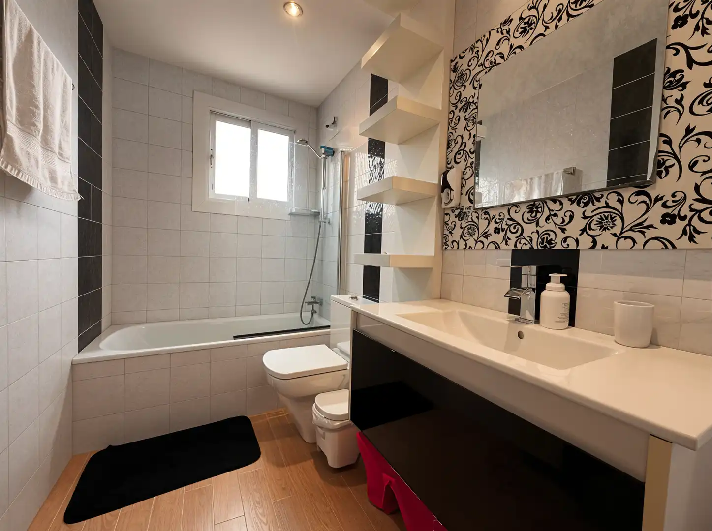 Badezimmer von Dachboden zum Verkauf in Barcelona mit Klimaanlage, Heizung und Terrasse