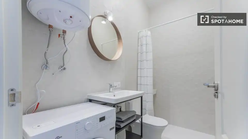 Badezimmer von Wohnung zur Miete in Valencia mit Klimaanlage, Heizung und Möbliert