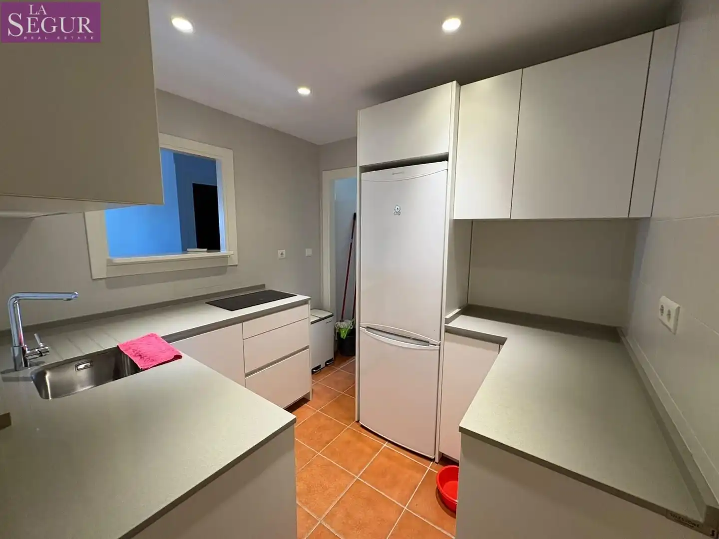 Cocina de Apartamento de alquiler en Cádiz con Aire acondicionado