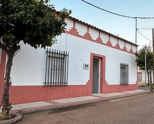 Vista exterior de Casa o xalet en venda en La Albuera amb Terrassa i Traster