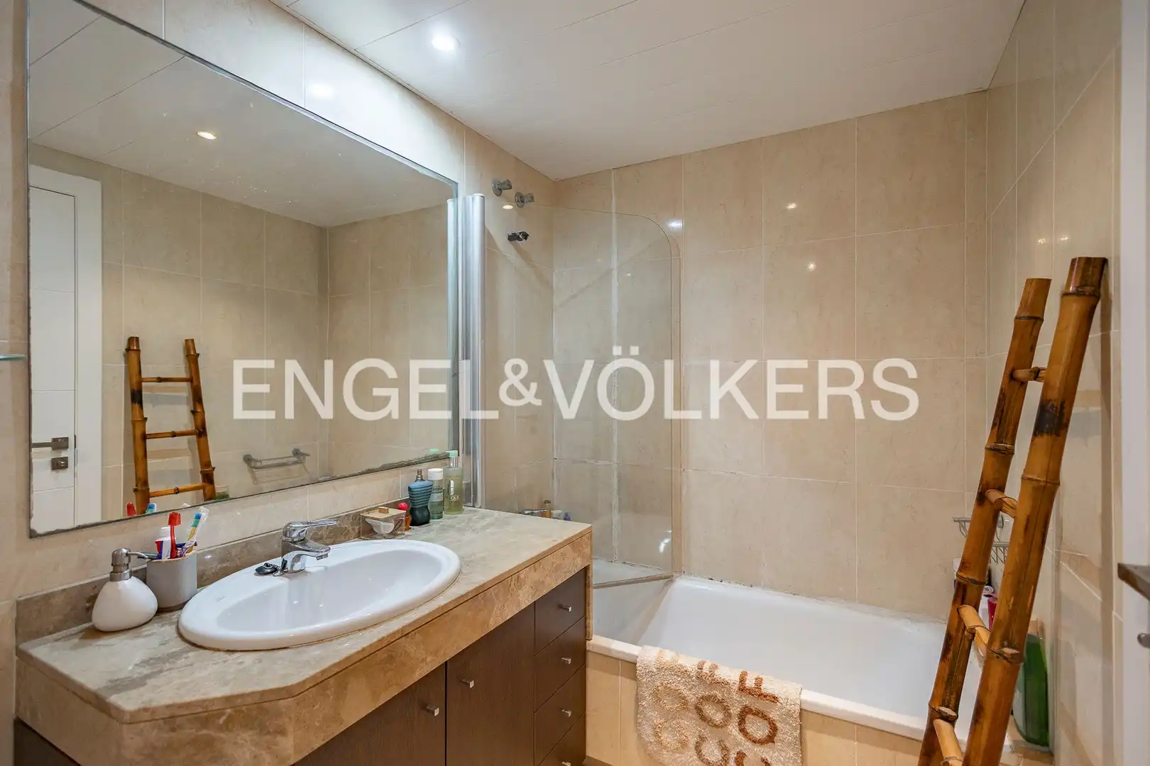 Bathroom of Attic for sale in Esplugues de Llobregat  with Air Conditioner, Heating and Parquet flooring