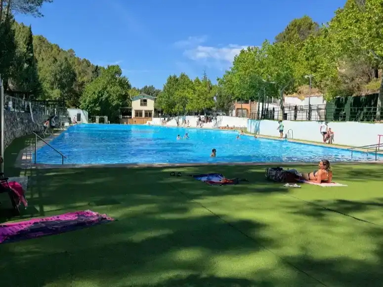 Piscina de Casa adosada en venda en Segura de la Sierra amb Aire condicionat, Traster i Moblat