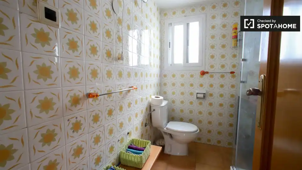 Baño de Piso de alquiler en Valencia con Aire acondicionado, Calefacción y Amueblado