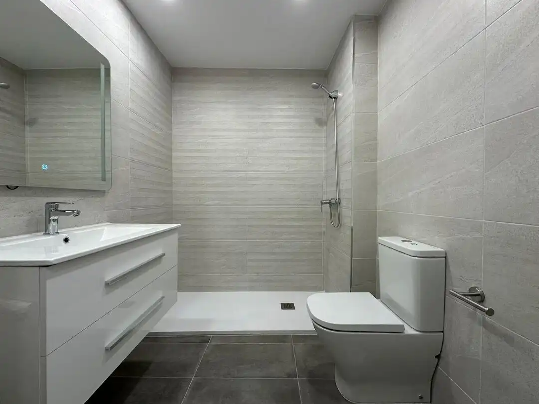 Badezimmer von Wohnung zum Verkauf in Toledo mit Klimaanlage, Heizung und Privatgarten