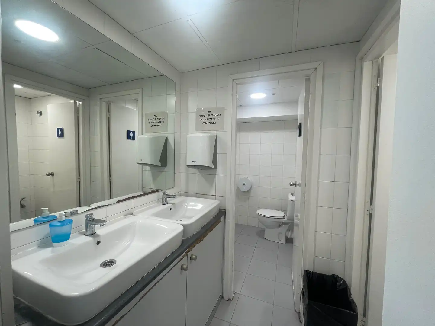 Bathroom of Office for rent in Barcelona  with Air Conditioner