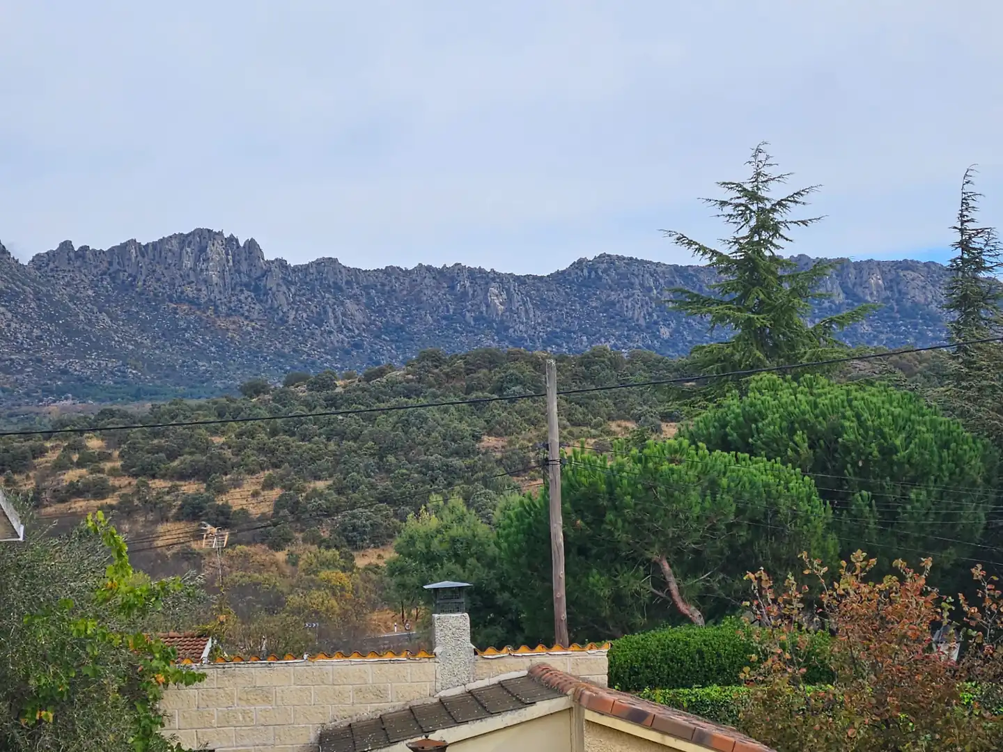 Außenansicht von Haus oder Chalet zum Verkauf in Cabanillas de la Sierra mit Heizung, Privatgarten und Terrasse