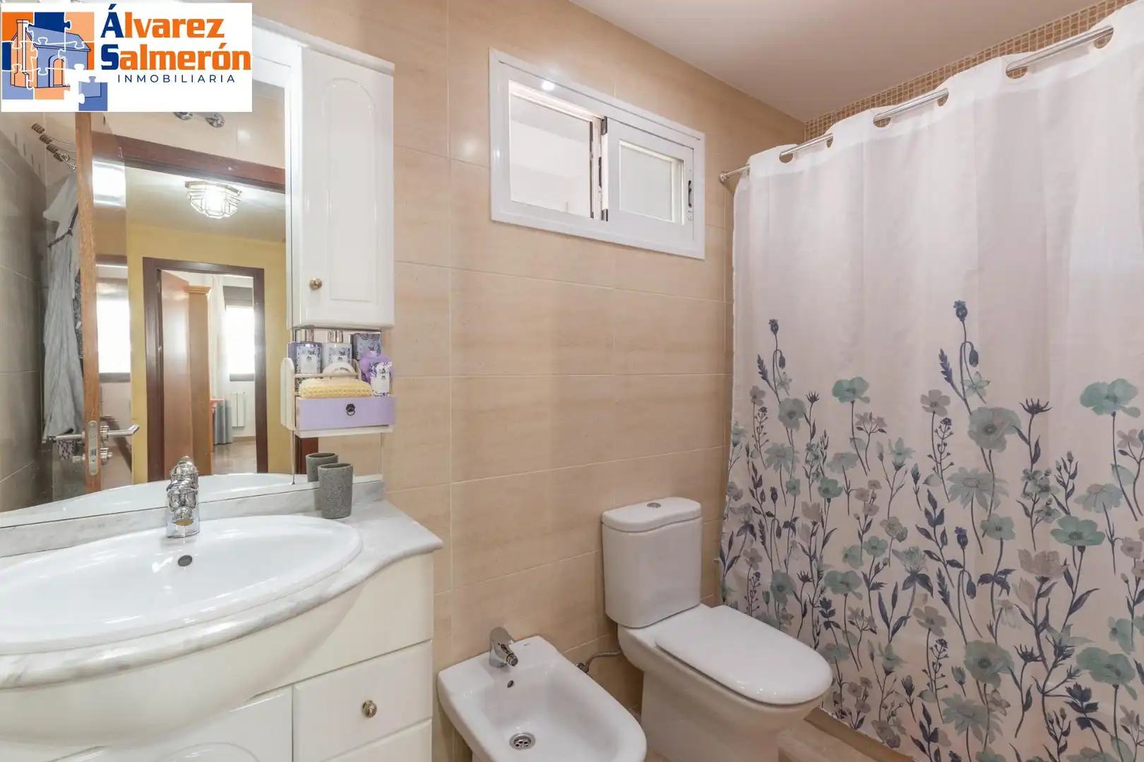 Badezimmer von Einfamilien-Reihenhaus zum Verkauf in Armilla mit Heizung