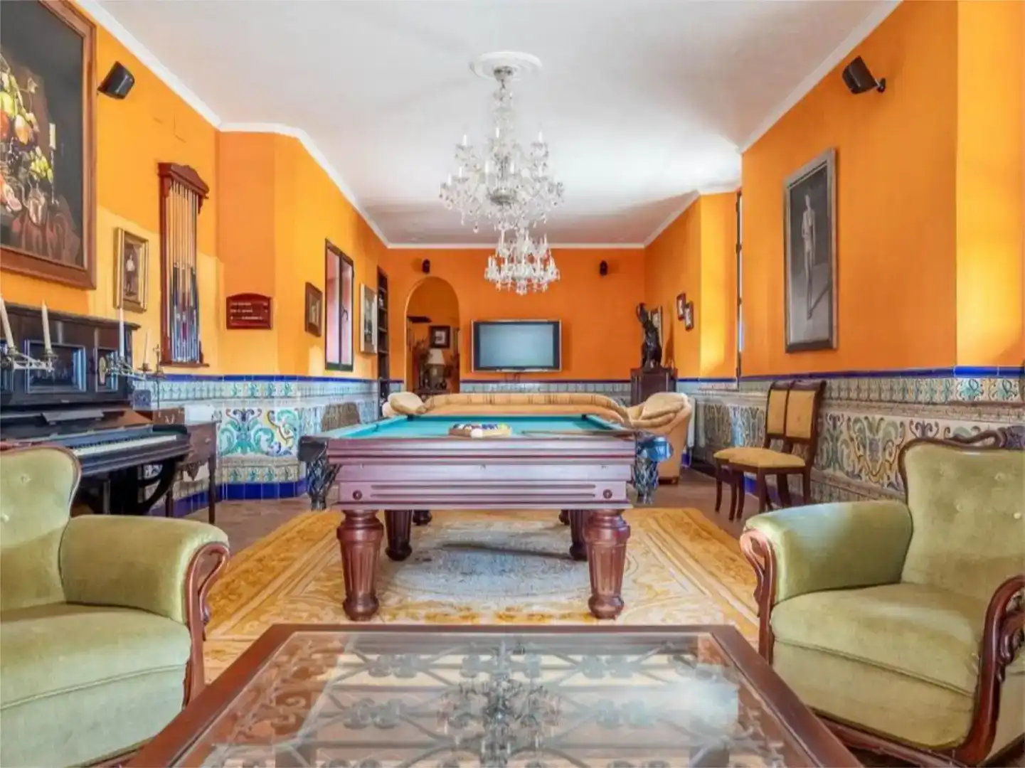 Sala d'estar de Casa o xalet en venda en Carmona amb Jardí privat, Traster i Piscina