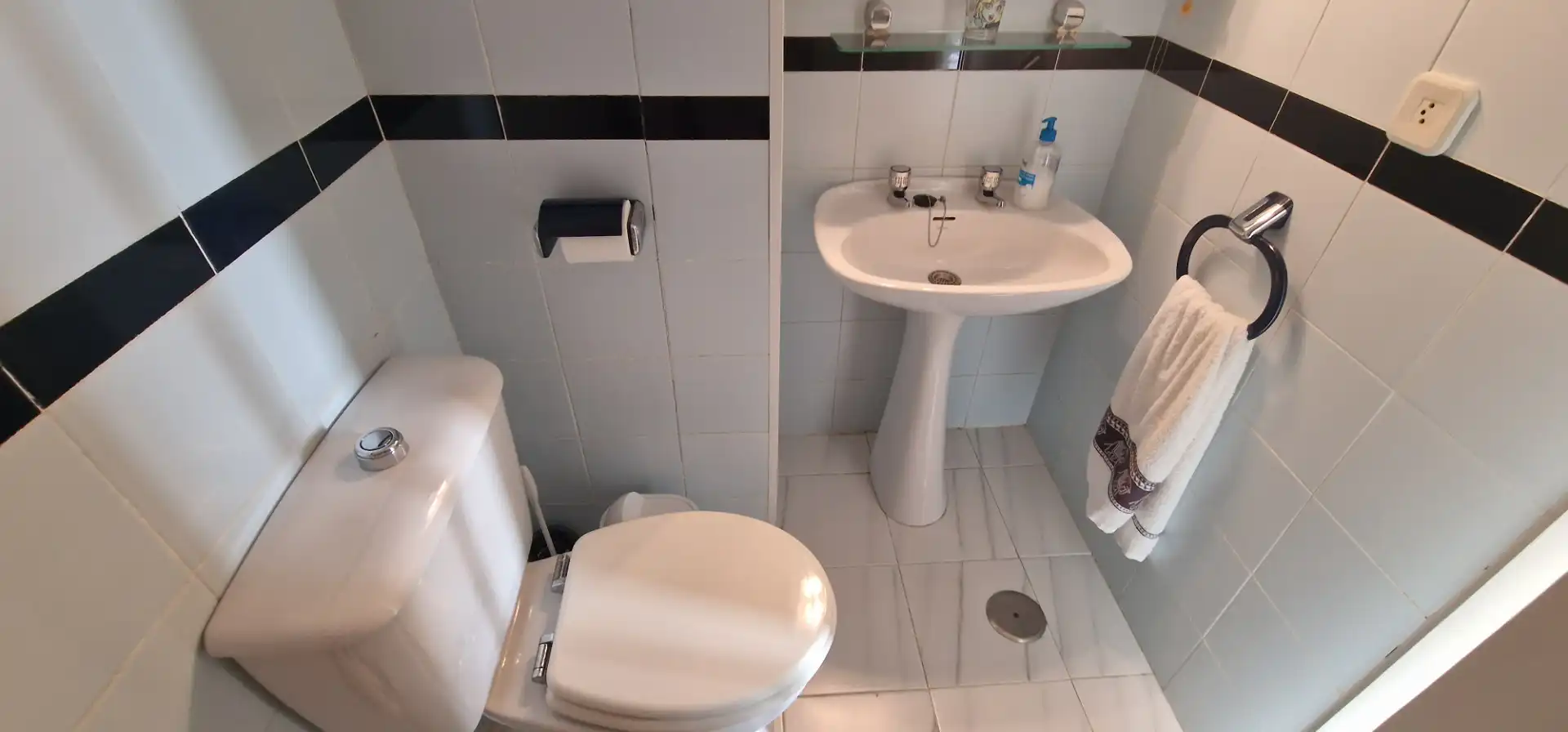 Badezimmer von Wohnung zum Verkauf in Isla Cristina mit Terrasse, Möbliert und Mikrowelle