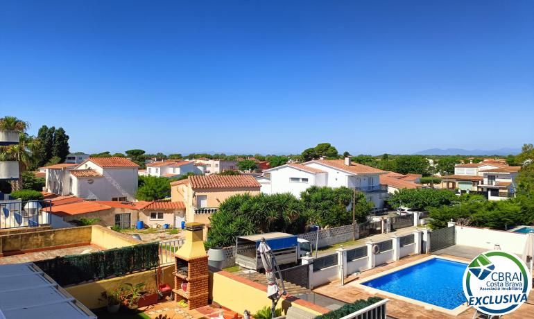 Vista exterior de Estudi en venda en Empuriabrava amb Calefacció i Moblat
