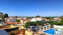 Vista exterior de Estudi en venda en Empuriabrava amb Calefacció i Moblat