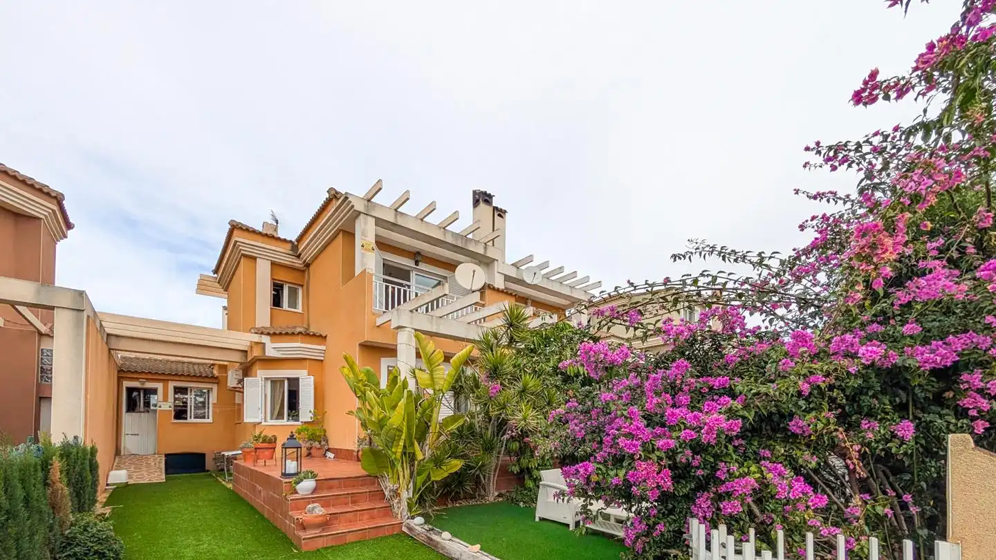 Außenansicht von Einfamilien-Reihenhaus zum Verkauf in Santa Pola mit Klimaanlage, Privatgarten und Terrasse