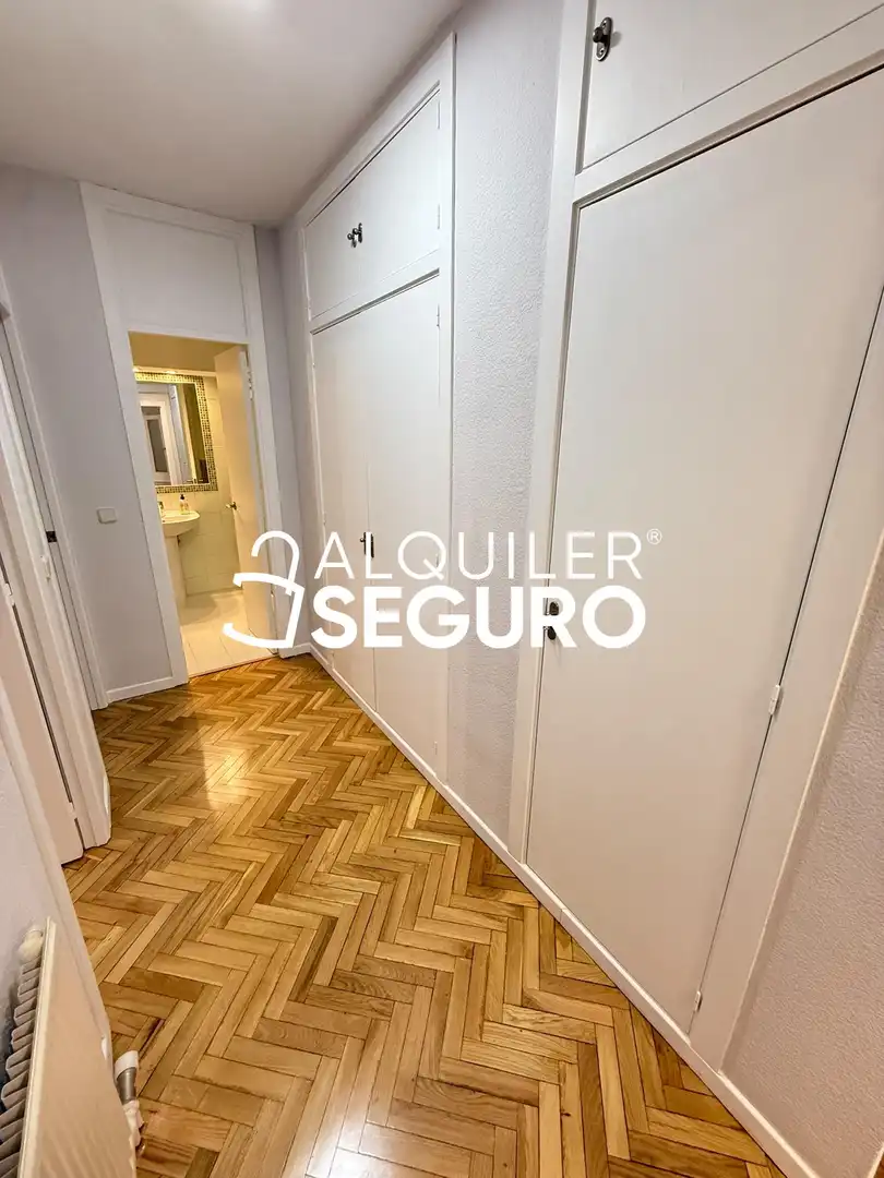 Dormitori de Pis de lloguer en Madrid amb Aire condicionat, Calefacció i Terrassa