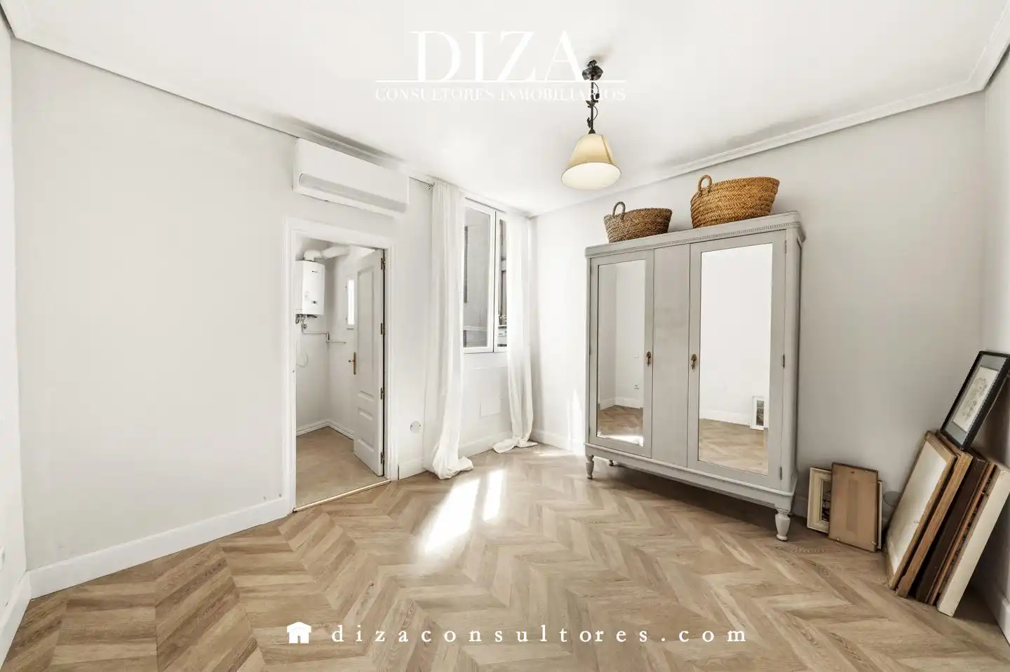 Bedroom of Flat for sale in Madrid  with Air Conditioner, Terrace and Furnished