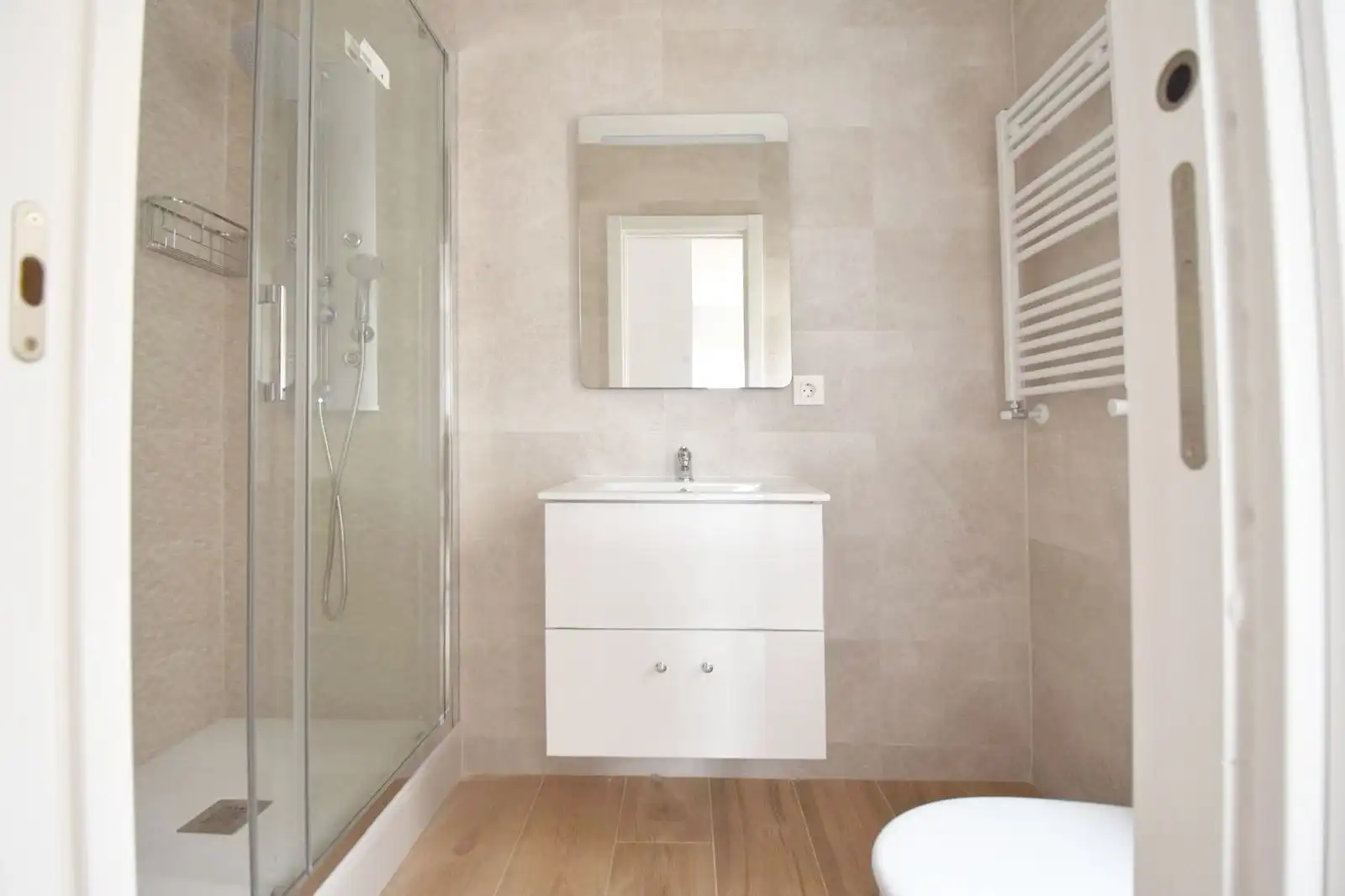 Badezimmer von Wohnung zum Verkauf in Pinto mit Heizung