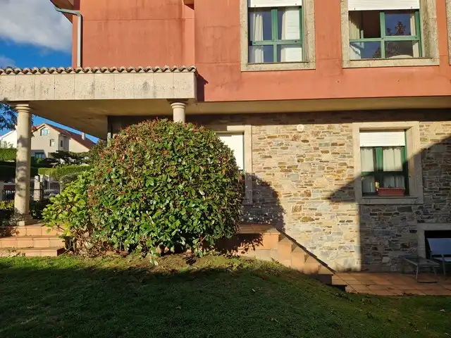 Vista exterior de Casa o chalet en venta en Teo con Calefacción, Jardín privado y Parquet