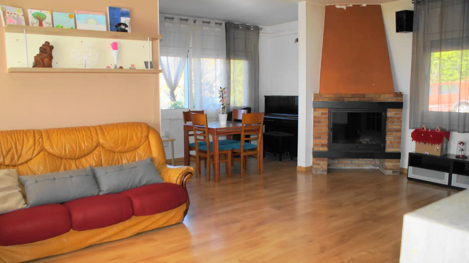 Sala d'estar de Casa o xalet en venda en L'Ametlla del Vallès amb Aire condicionat, Calefacció i Jardí privat