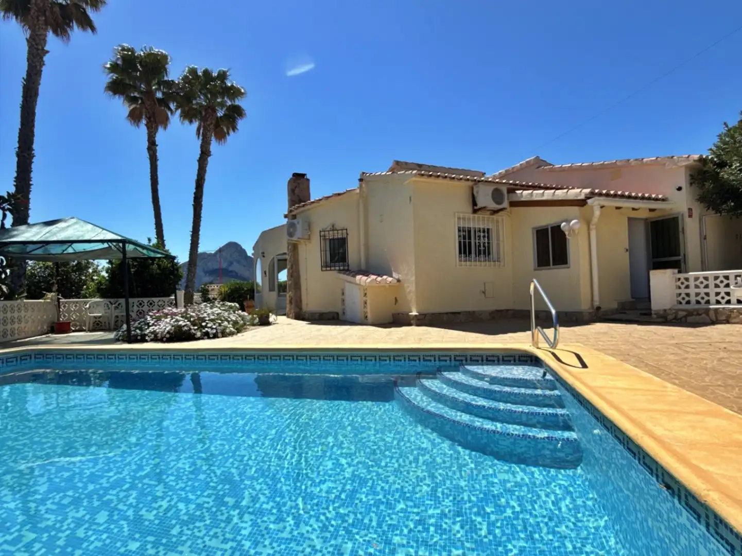 Vista exterior de Casa o xalet en venda en Calpe / Calp amb Aire condicionat, Calefacció i Jardí privat
