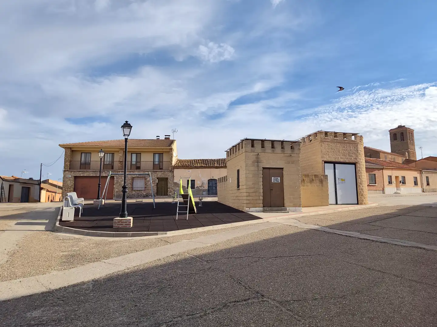 Vista exterior de Casa o xalet en venda en Brahojos de Medina amb Calefacció, Jardí privat i Traster
