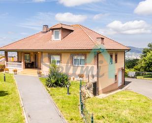 Vista exterior de Casa o xalet en venda en Oviedo  amb Calefacció, Jardí privat i Parquet
