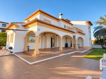Detached house with balcony for sale in Beniarbeig