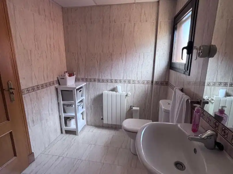 Bany de Casa o xalet per a compartir en Brunete amb Aire condicionat, Calefacció i Jardí privat