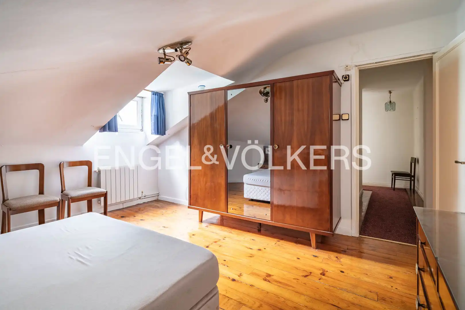 Schlafzimmer von Dachboden zum Verkauf in Santander mit Heizung