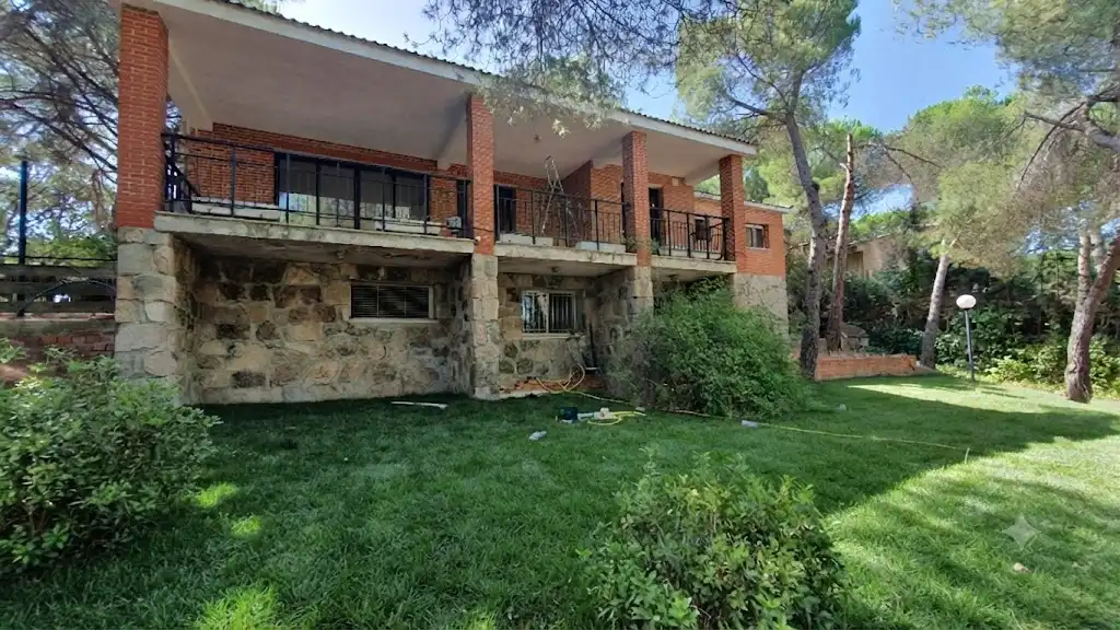 Vista exterior de Casa o xalet de lloguer en Valdemorillo amb Calefacció, Jardí privat i Terrassa
