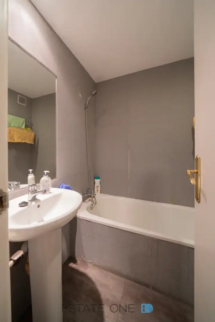 Baño de Casa adosada en venta en Madrid con Aire acondicionado, Calefacción y Jardín privado