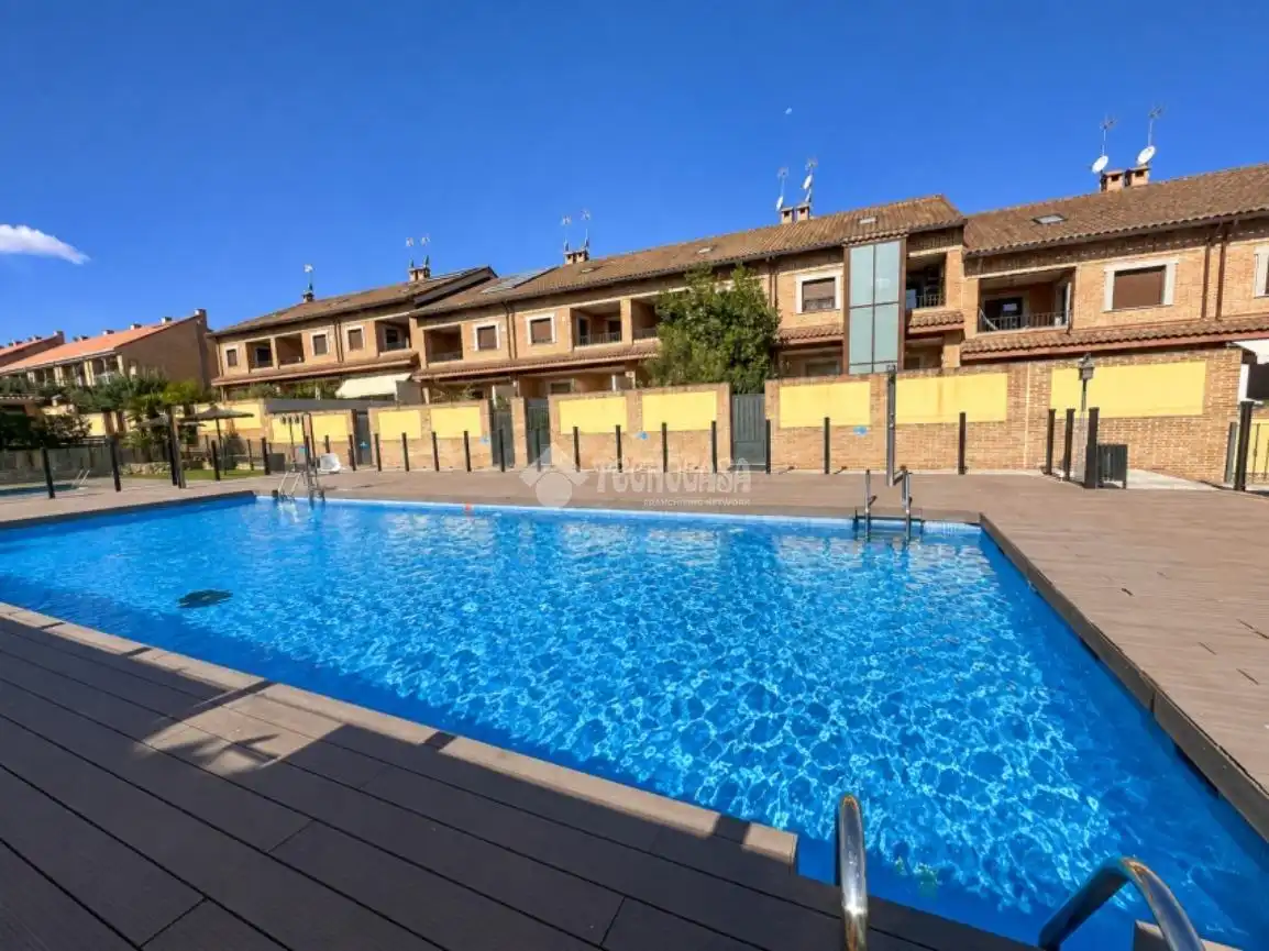Semi-detached house with pool for sale in La Dehesa - El Pinar