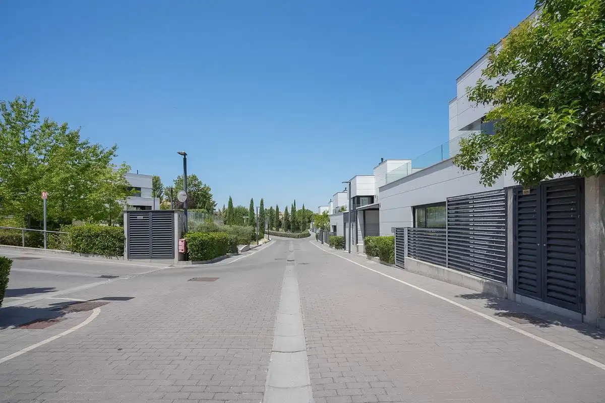 Vista exterior de Casa o xalet en venda en Las Rozas de Madrid amb Aire condicionat, Calefacció i Jardí privat