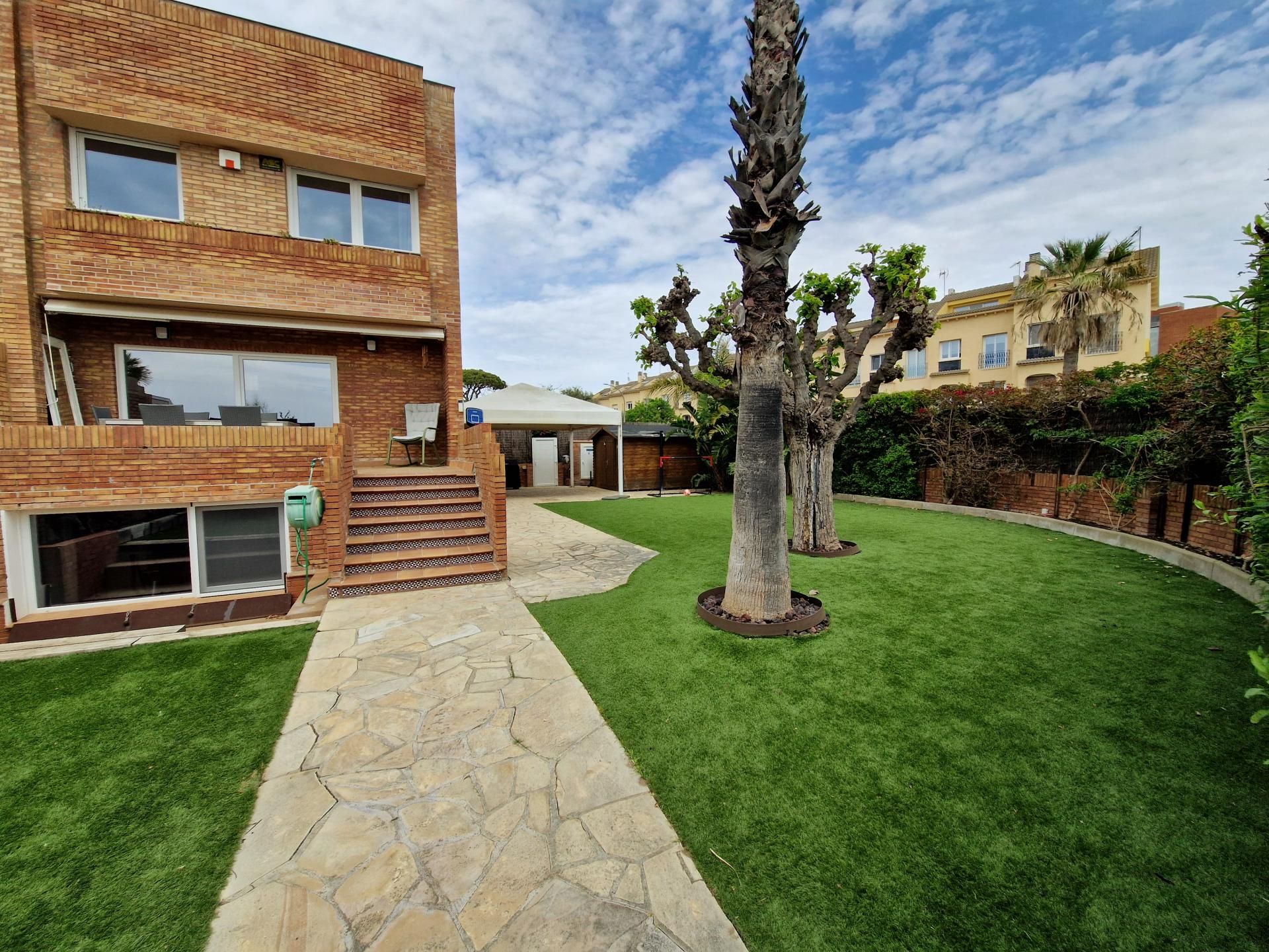 Jardí de Casa adosada de lloguer en Castelldefels amb Calefacció