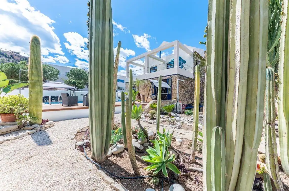 Vista exterior de Casa o xalet en venda en Alicante / Alacant amb Jardí privat, Terrassa i Traster