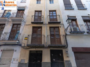 Casa amb balcó en venda a Calle CONDE DE LAS INFANTAS