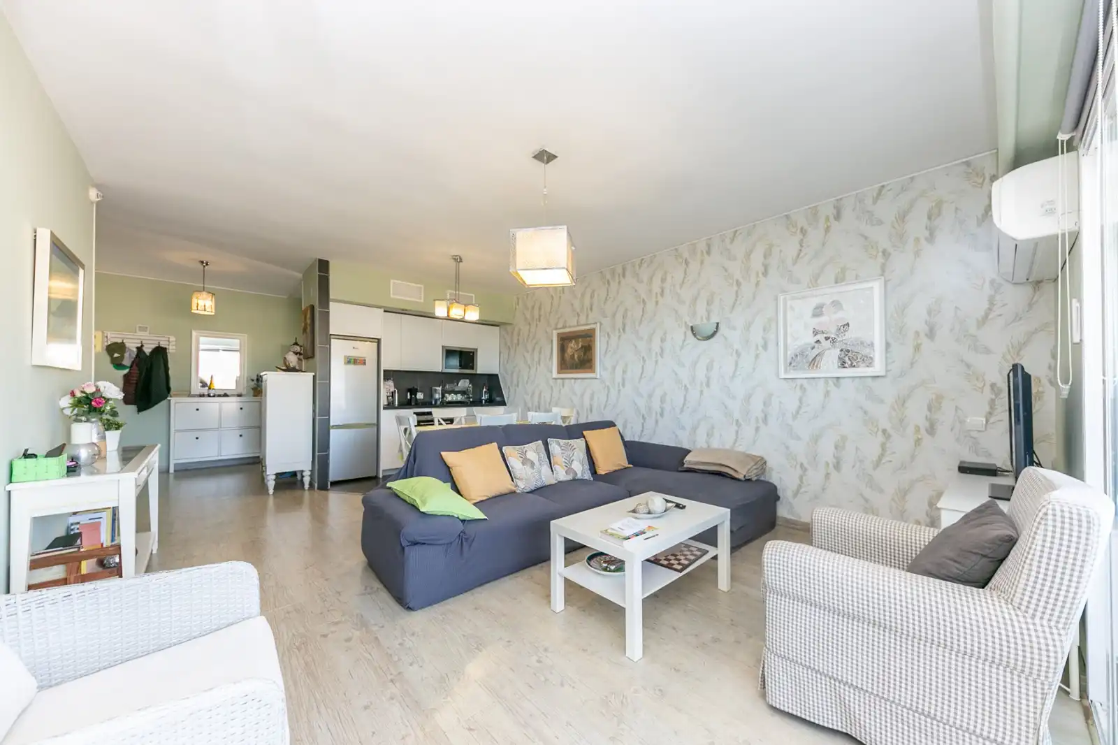 Wohnzimmer von Dachboden zur Miete in Fuengirola mit Klimaanlage, Terrasse und Möbliert