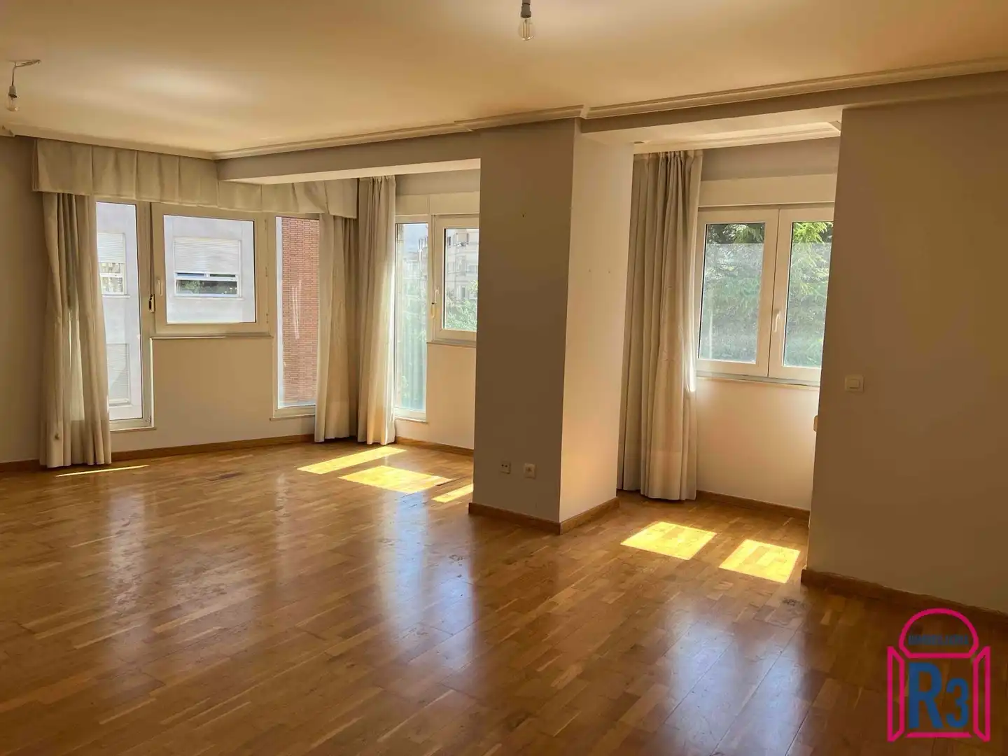 Sala d'estar de Pis en venda en León Capital  amb Calefacció, Terrassa i Traster