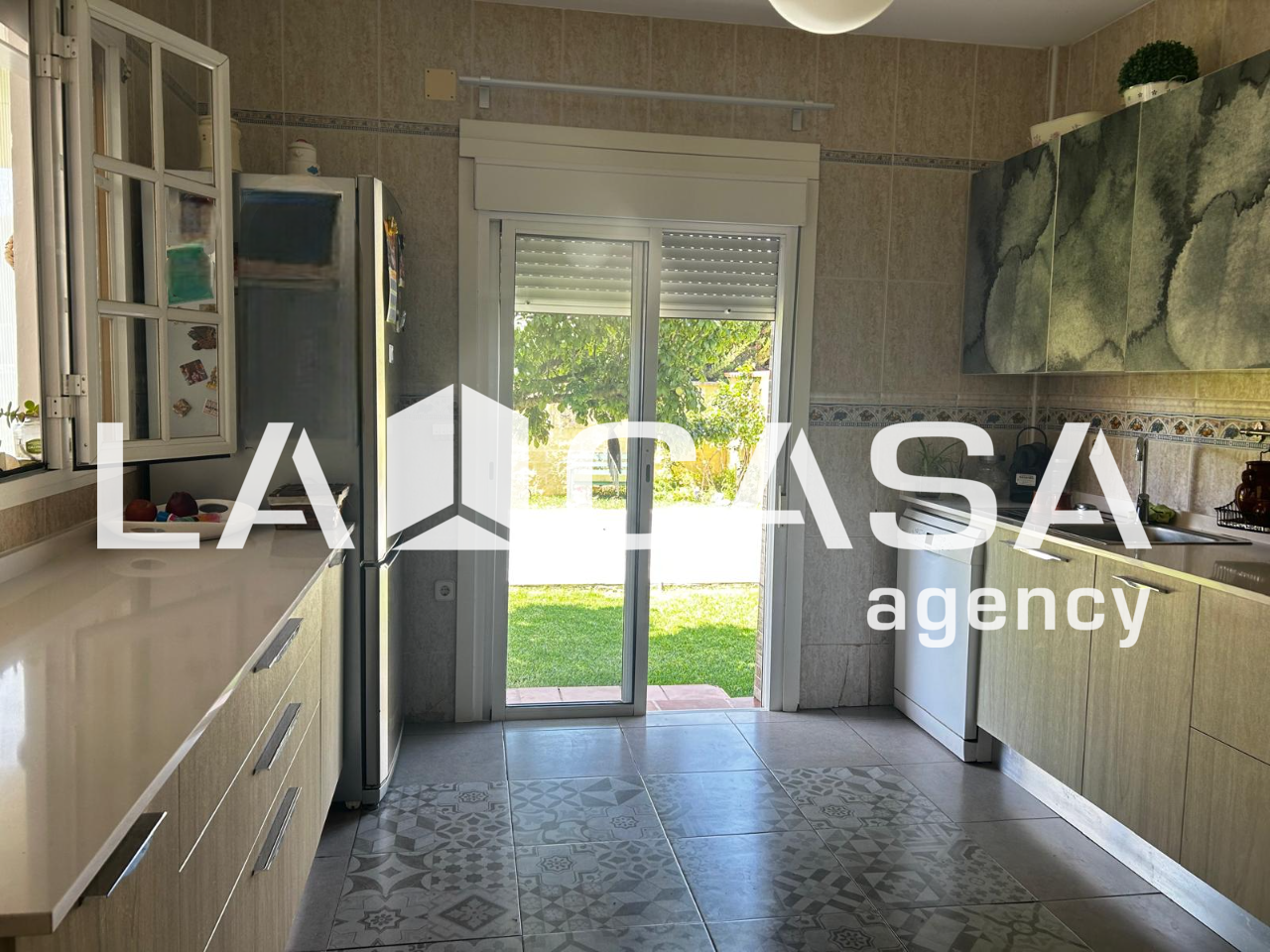 Cuina de Casa o xalet en venda en Alcalá de Guadaira amb Aire condicionat, Traster i Piscina