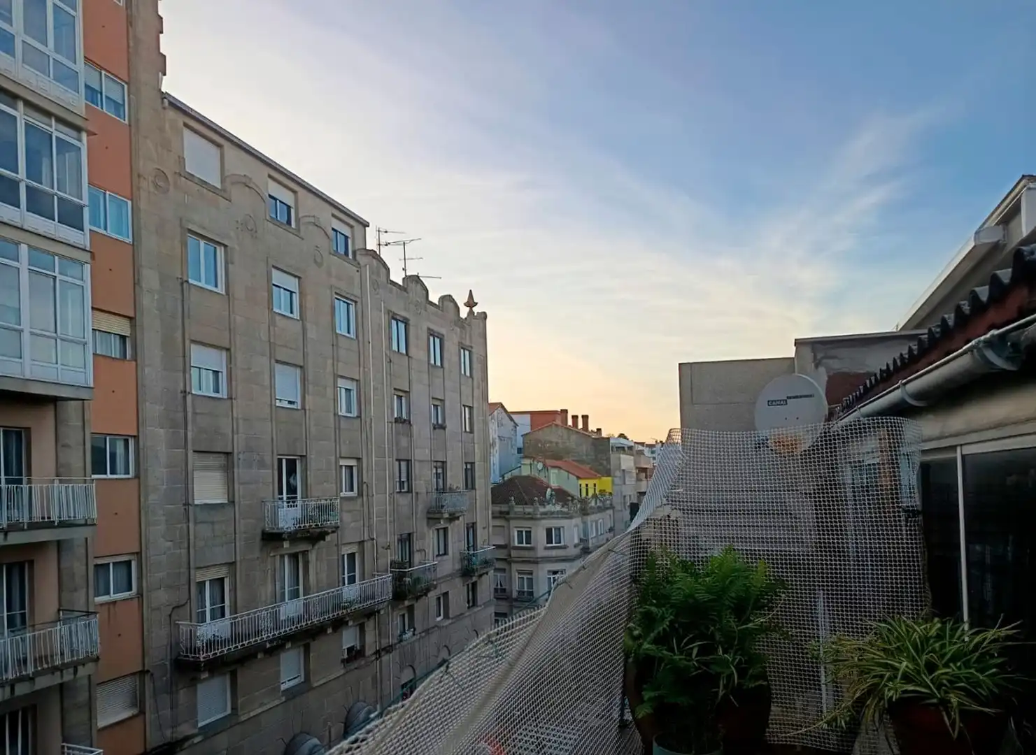 Vista exterior de Piso en venta en Vigo  con Terraza y Amueblado