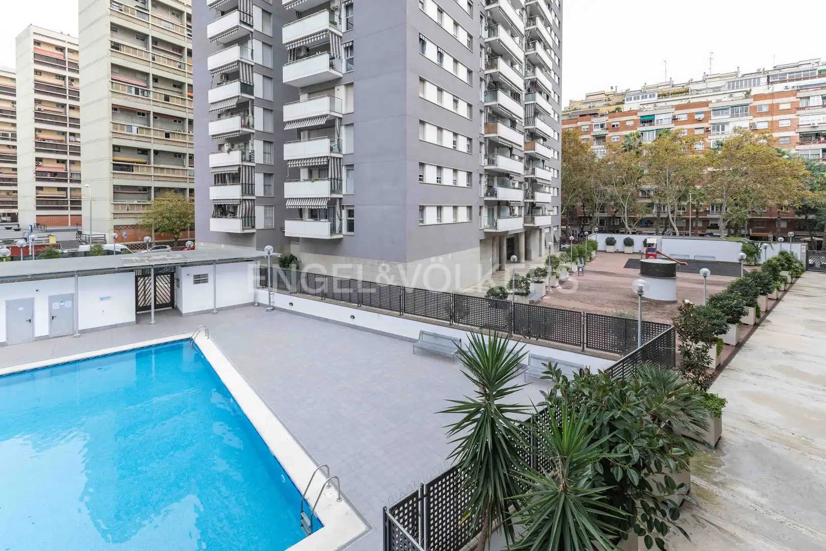 Vista exterior de Pis en venda en Barcelona amb Calefacció, Parquet i Piscina