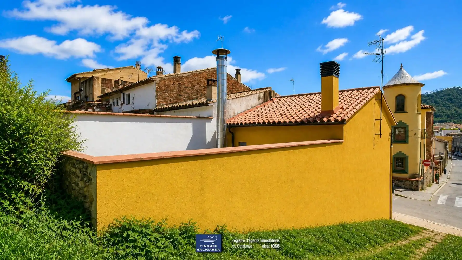 Vista exterior de Casa adosada en venda en La Garriga amb Calefacció i Traster