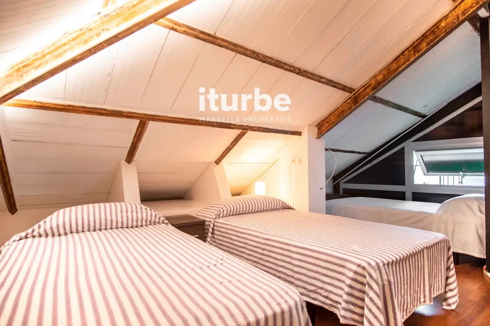 Schlafzimmer von Dachboden zur Miete in Fuengirola mit Klimaanlage, Terrasse und Möbliert