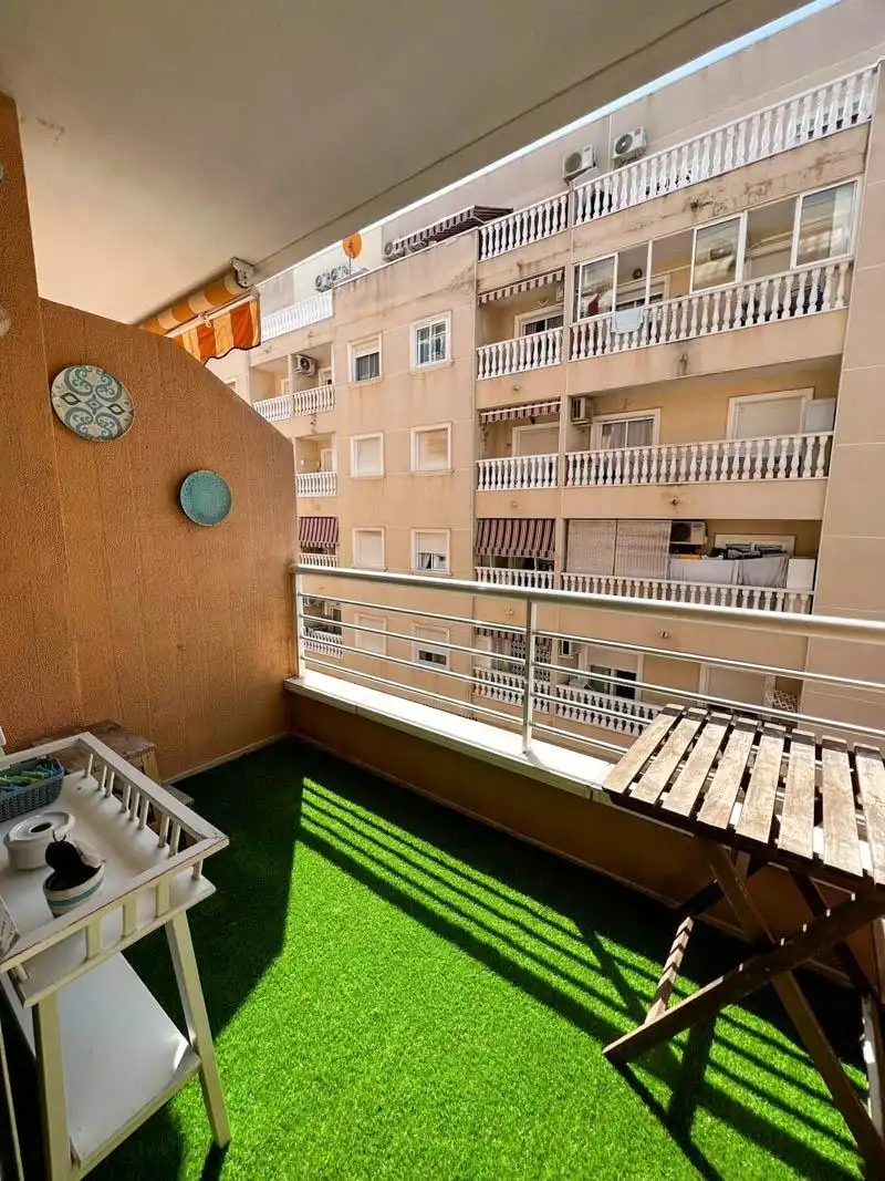 Terrassa de Pis de lloguer en Torrevieja amb Aire condicionat, Moblat i Balcó