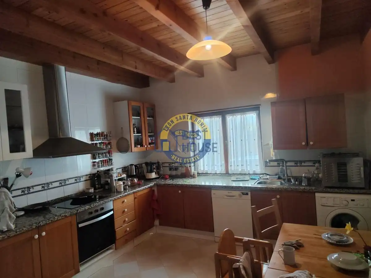 Cocina de Casa o chalet en venta en Villaquilambre con Calefacción, Jardín privado y Parquet