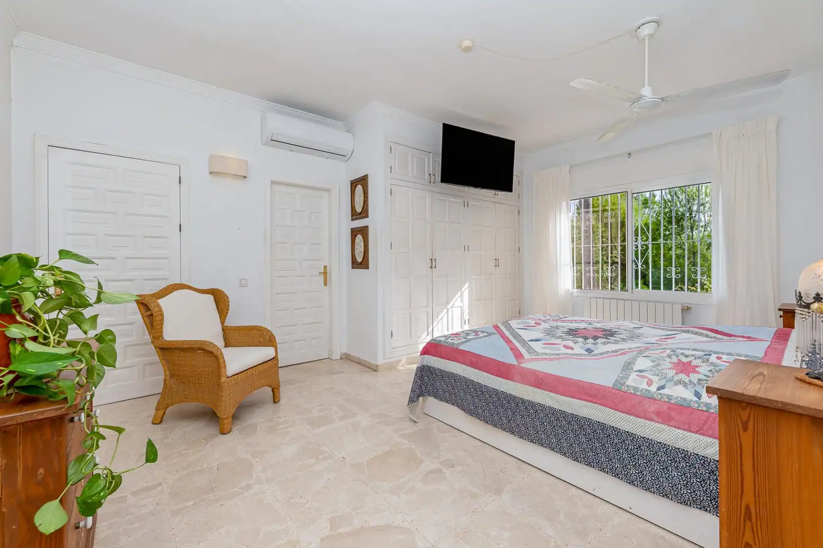 Dormitori de Casa o xalet en venda en Alhaurín El Grande amb Aire condicionat, Calefacció i Jardí privat