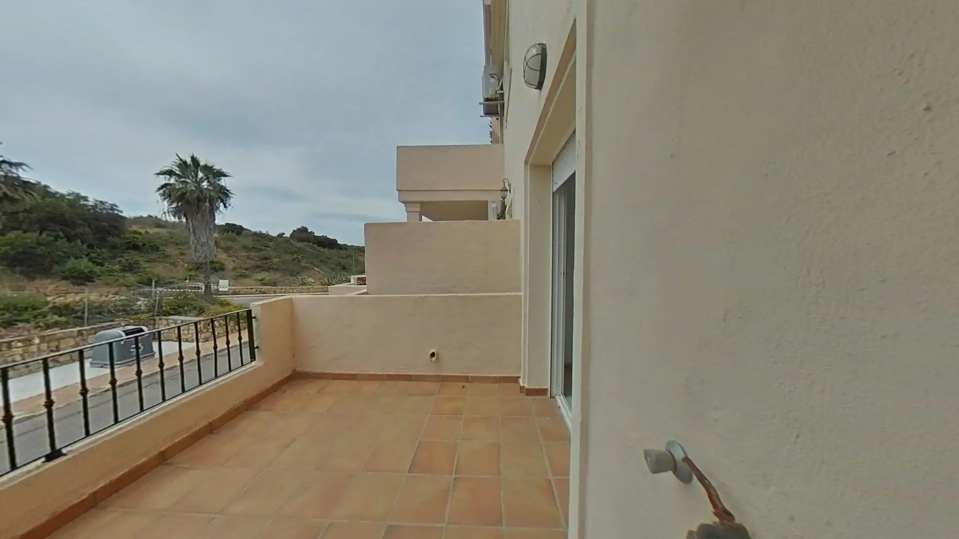 Terrasse von Wohnungen zum Verkauf in Manilva mit Klimaanlage, Abstellraum und Schwimmbad