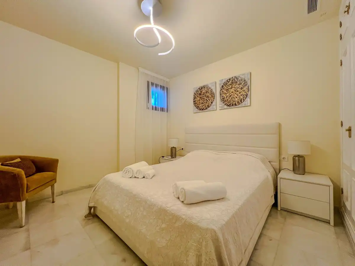 Habitación de Casa adosada en venta en Benahavís con Aire acondicionado y Terraza