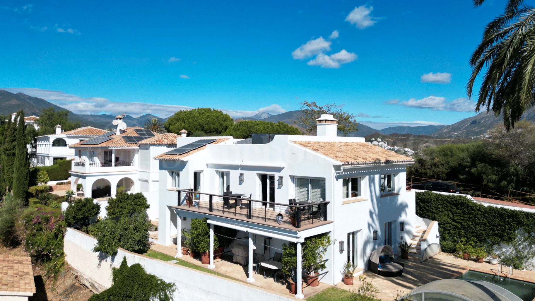 Vista exterior de Casa o xalet en venda en Marbella amb Aire condicionat, Jardí privat i Terrassa