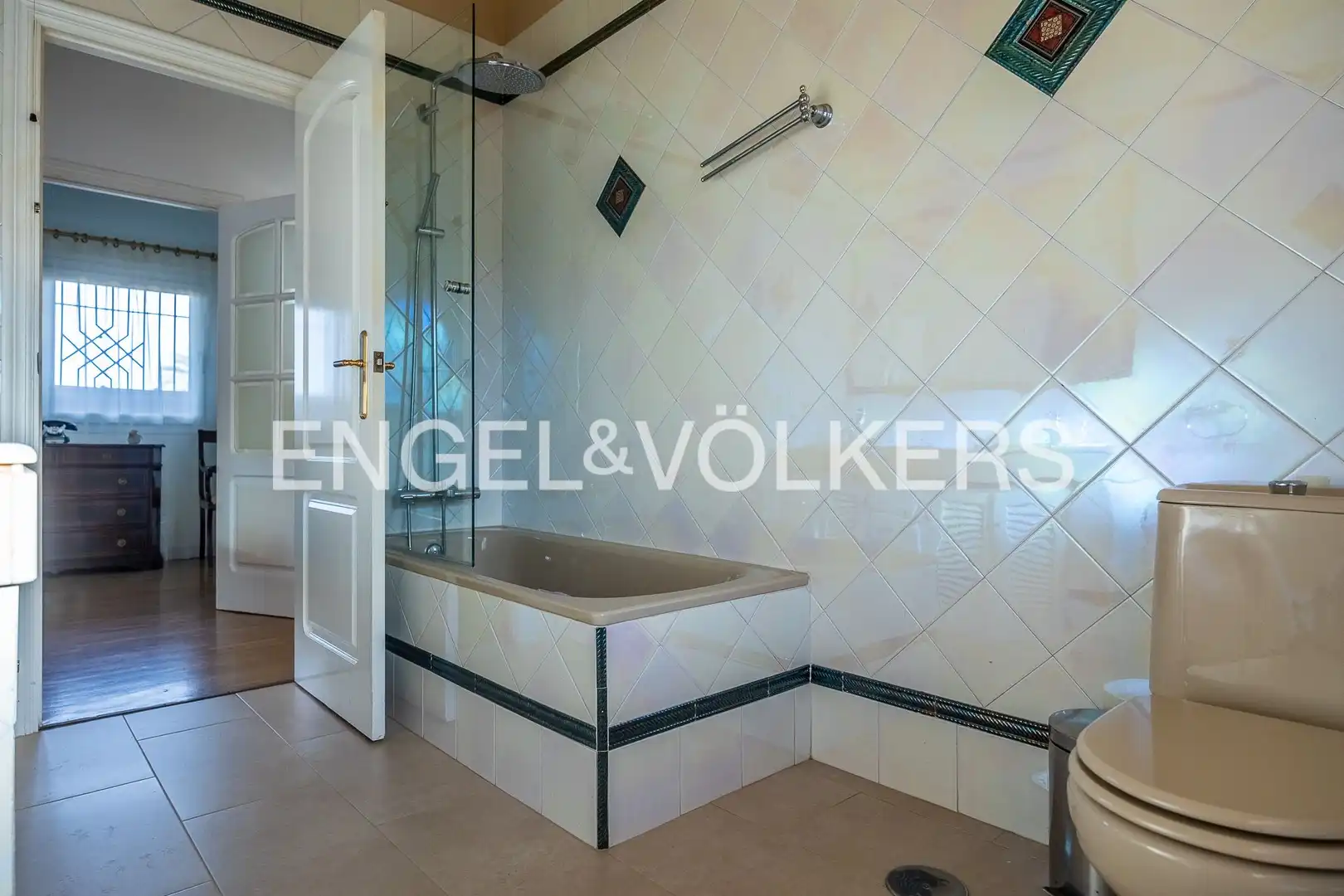 Baño de Casa o chalet en venta en Mairena del Aljarafe con Aire acondicionado, Calefacción y Jardín privado